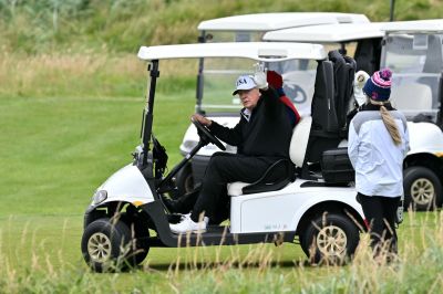 Trump conclut son séjour écossais en inaugurant un nouveau parcours de golf