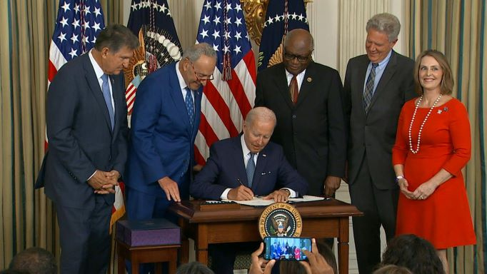 A nouveau populaire, Biden dénonce le \