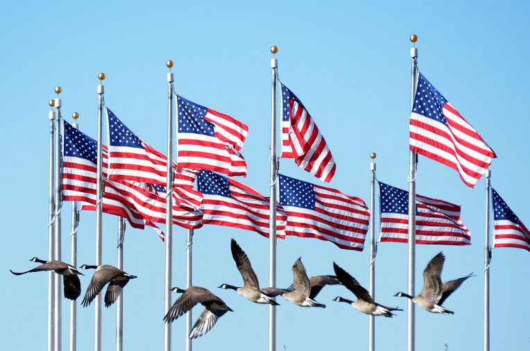 Les États-Unis réduisent leur présence diplomatique et militaire dans le Moyen-Orient face à la montée des tensions