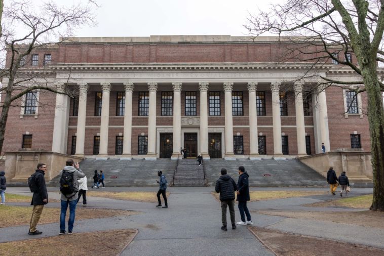 L'administration Trump veut couper 9 milliards de dollars à Harvard, accusée d'antisémitisme