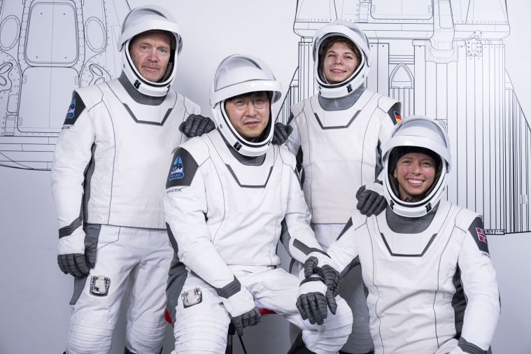 SpaceX envoie sa première mission spatiale privée à survoler les pôles terrestres