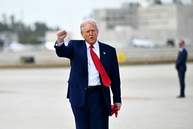 Trump s'arc-boute sur ses droits de douane malgré la débâcle des marchés