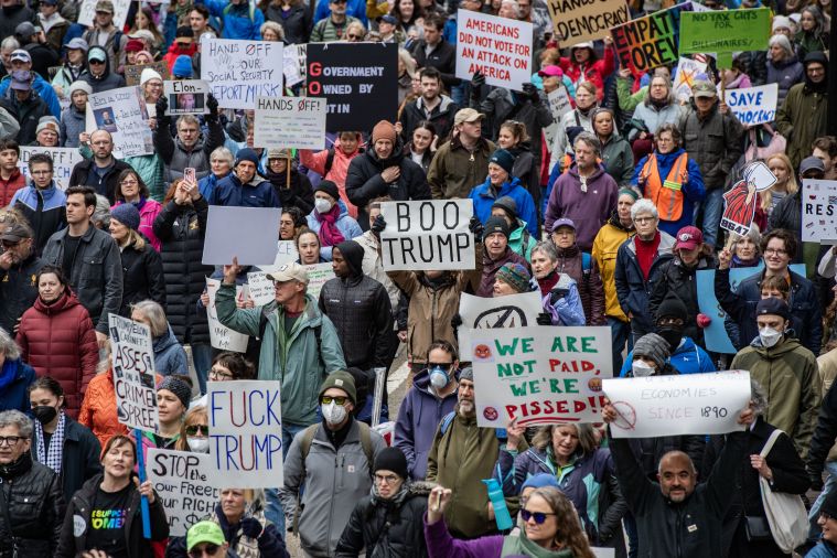 Manifestations à travers les États-Unis contre la politique de Trump et Musk