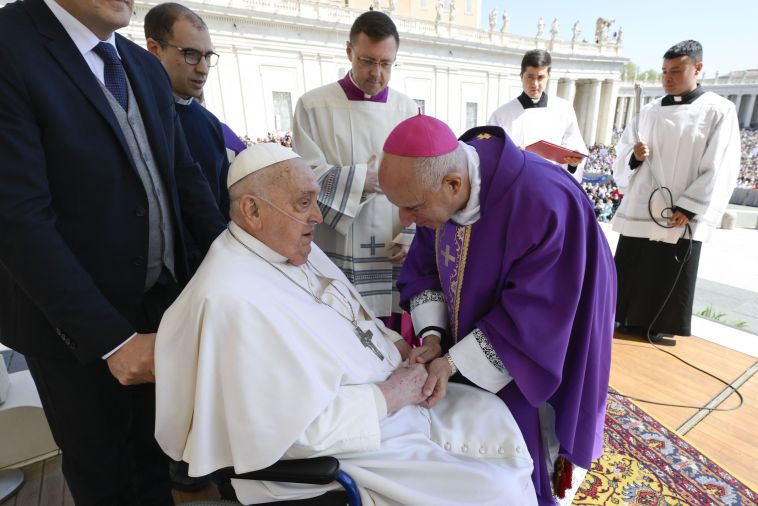 Le pape François «content» de sortir, mais reste en convalescence