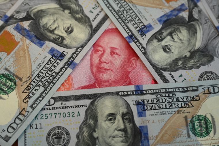 Les surtaxes américaines entrent en vigueur, plus de 100% pour la Chine