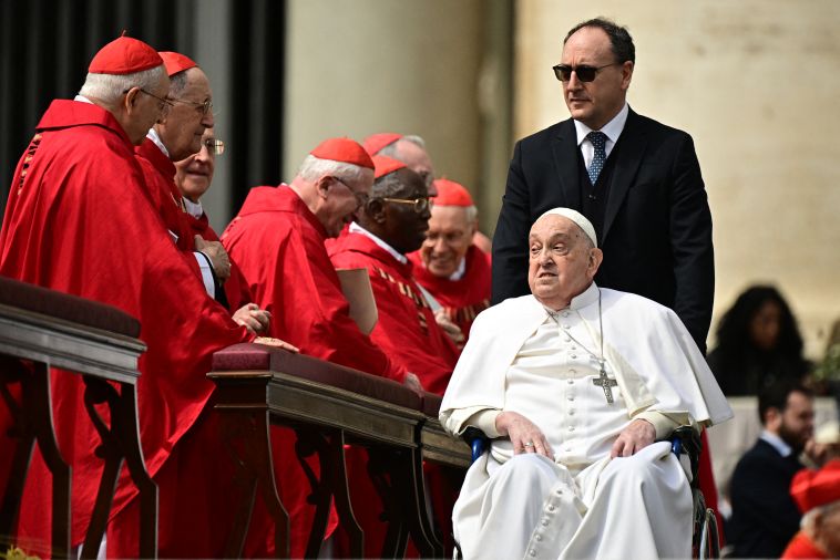 Le pape François s'offre un bain de foule imprévu sur la place Saint-Pierre