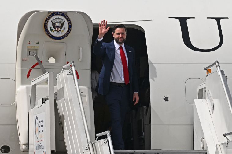 Le vice-président américain JD Vance est arrivé en Inde pour parler commerce