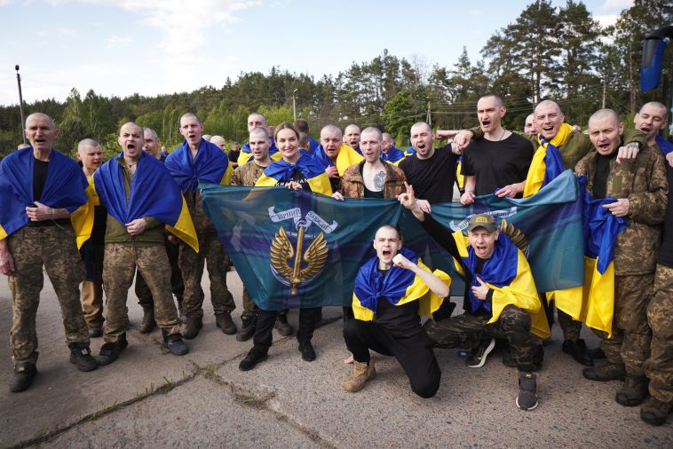Échange record de prisonniers entre la Russie et l’Ukraine: 270 militaires et 120 civils libérés