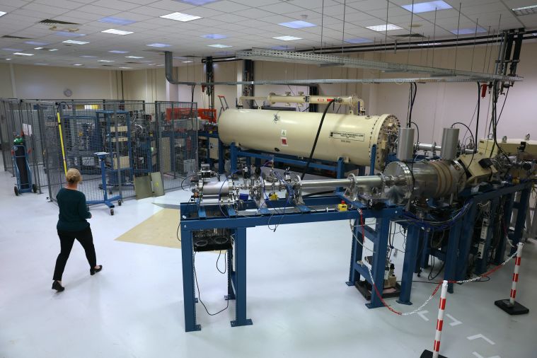 Au CEA, une machine à remonter le temps grâce au carbone 14