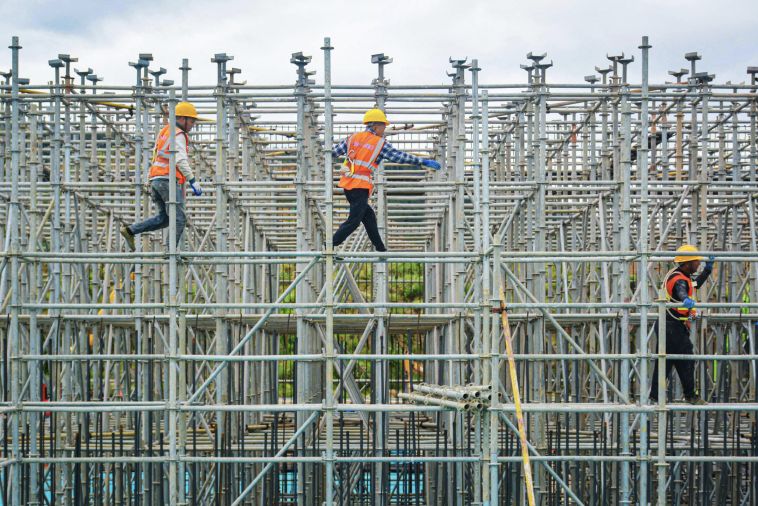 Trump passe à 50% la surtaxe sur l'acier et l'aluminium, avant des négociations à Paris
