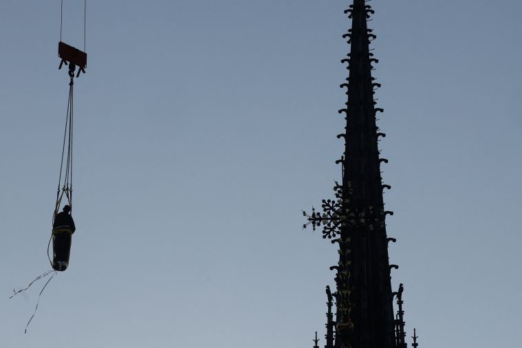 Notre-Dame retrouve sa première statue d’apôtre restaurée