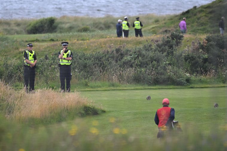 Trump arrive en Écosse pour un week-end entre diplomatie et golf, sous haute surveillance
