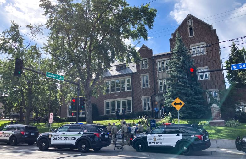 Fusillade dans une église à Minneapolis : deux écoliers tués, 14 blessés