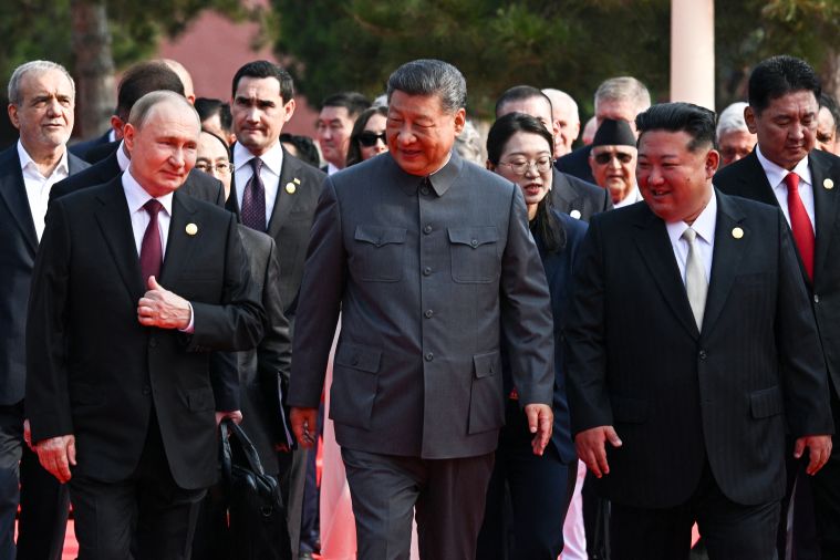 La Chine est «inarrêtable», dit le président Xi devant Poutine et Kim