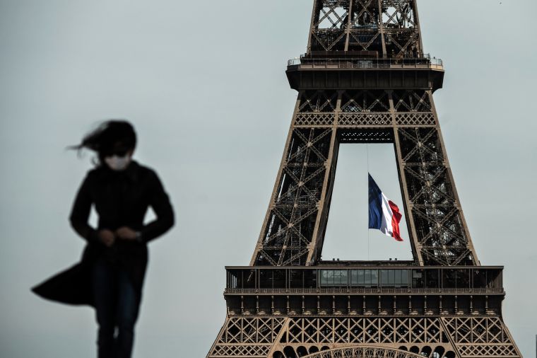 La mairie de Paris veut parer la tour Eiffel de noms de femmes savantes