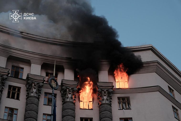 Ukraine: le siège du gouvernement endommagé après une attaque aérienne russe record