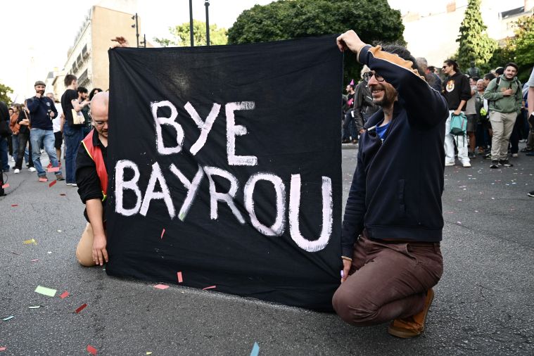 Bayrou a remis sa démission, Macron veut nommer très vite son successseur