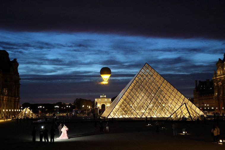 Cambriolage au Louvre: un des bijoux dérobés a été retrouvé aux abords du musée