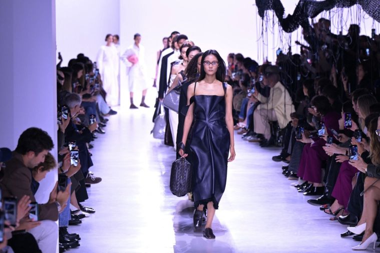 Bottega Veneta dévoile une élégance hardie et fonctionnelle à Milan