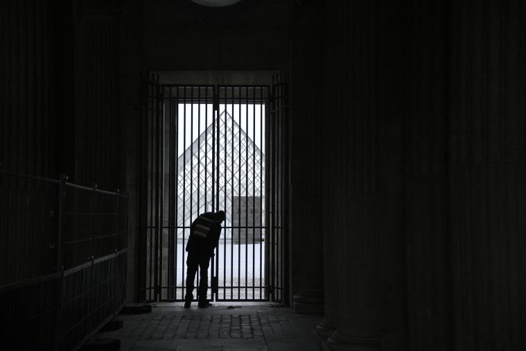 «C'était mon seul jour à Paris»: le Louvre ferme, la déception des visiteurs
