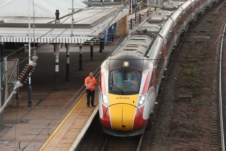 Angleterre: le suspect de l'attaque au couteau dans un train inculpé de tentatives de meurtre