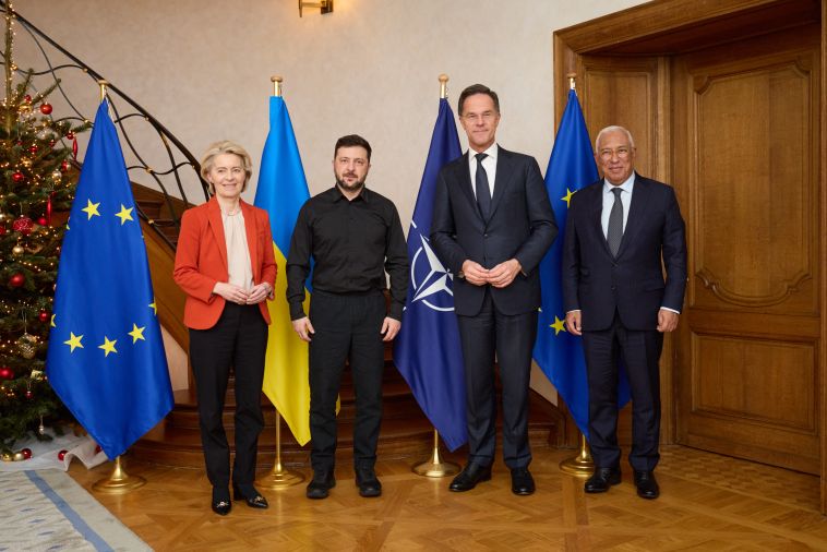 Guerre en Ukraine: entre pressions américaines, inquiétudes européennes et pari politique de Zelensky