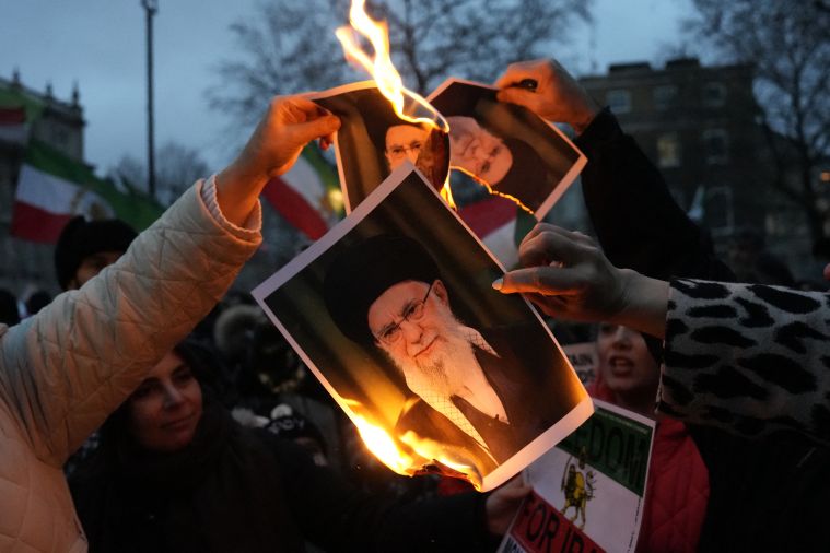 Iran: le pouvoir envisage de rétablir internet, réouverture des écoles