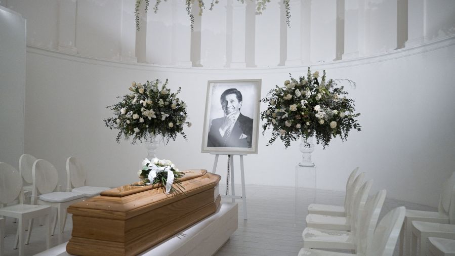 Roses blanches et rouge Valentino:  derniers hommages au célèbre couturier à Rome