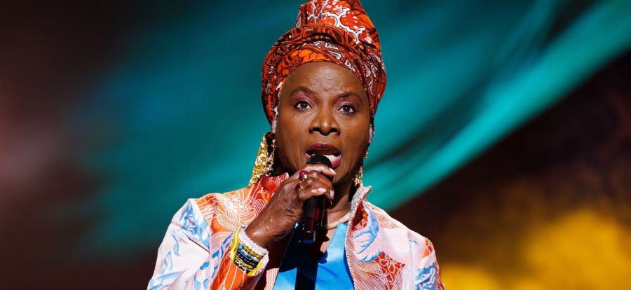 Angélique Kidjo fête ses 40 ans de carrière et célèbre ses racines africaines 