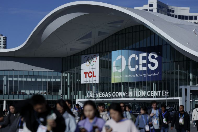 Cent ans après sa création et malgré la concurrence, la télévision cherche à innover