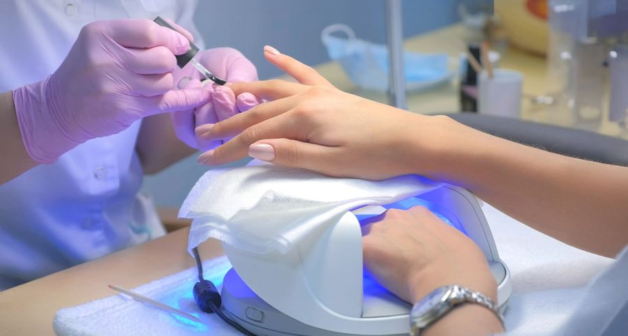 La manucure semi-permanente en péril: le TPO classé cancérigène