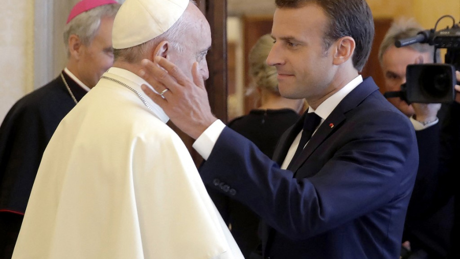 Macron au Vatican : une relation en dents de scie