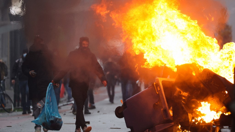 Une manifestation contre les mesures anti-Covid dégénère à Bruxelles, troisième soirée de troubles aux Pays-Bas