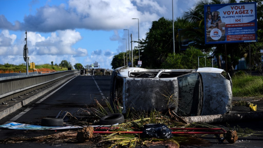La crise en Guadeloupe s'invite dans la campagne présidentielle