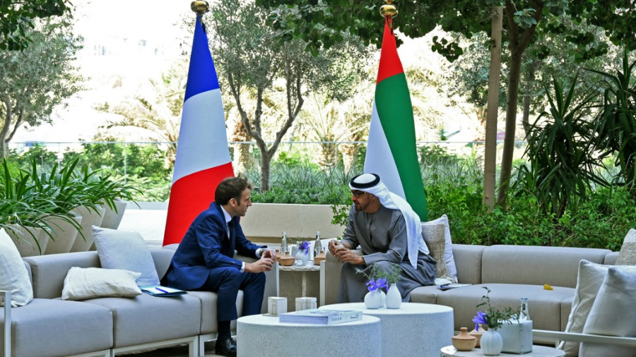 Macron dans le Golfe: commande record d'armes et rendez-vous sensible avec MBS