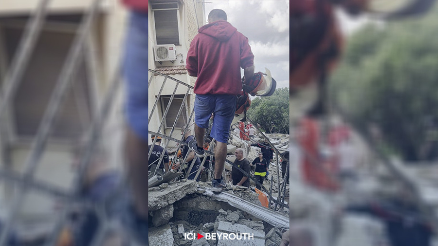 Un immeuble partiellement effondré à Mansourieh