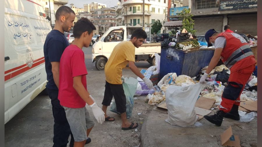 Des déchets médicaux jetés près de bennes à ordures à Saïda