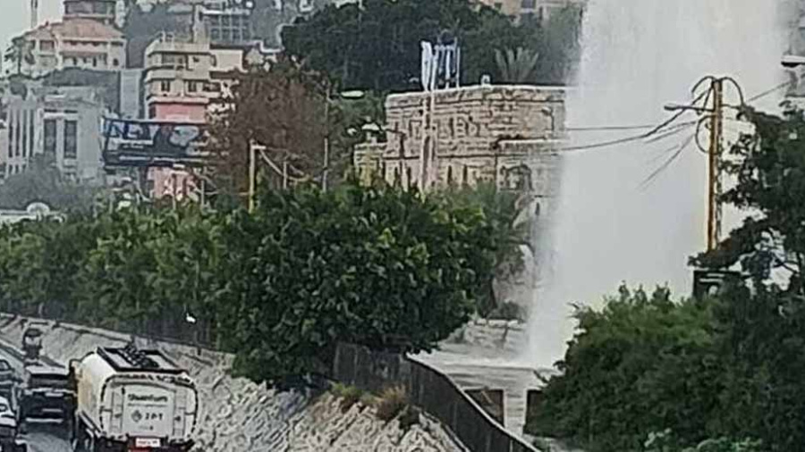 Un geyser à Dbayeh après la rupture d'une canalisation d'eau