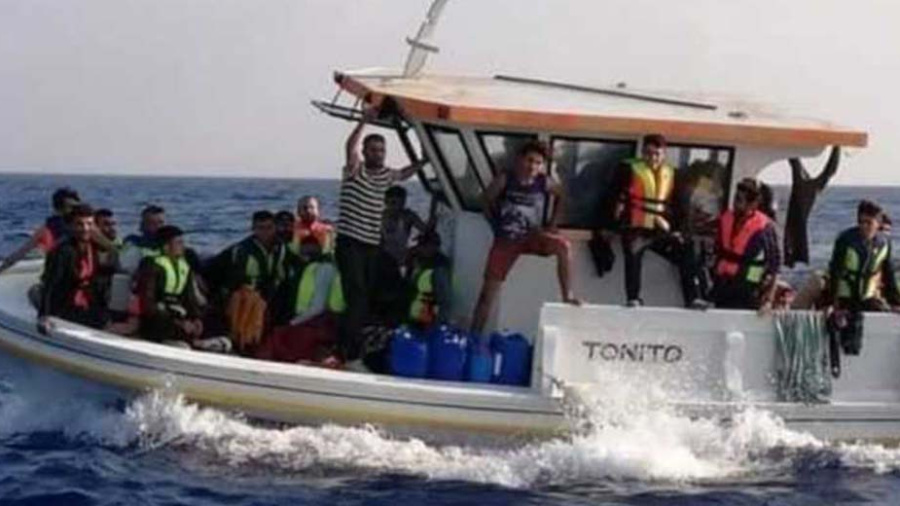 L'armée sauve des immigrants clandestins de la noyade