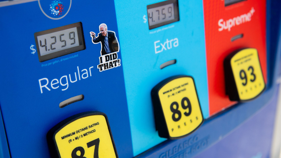 Pétrole: Biden puise massivement dans les réserves stratégiques