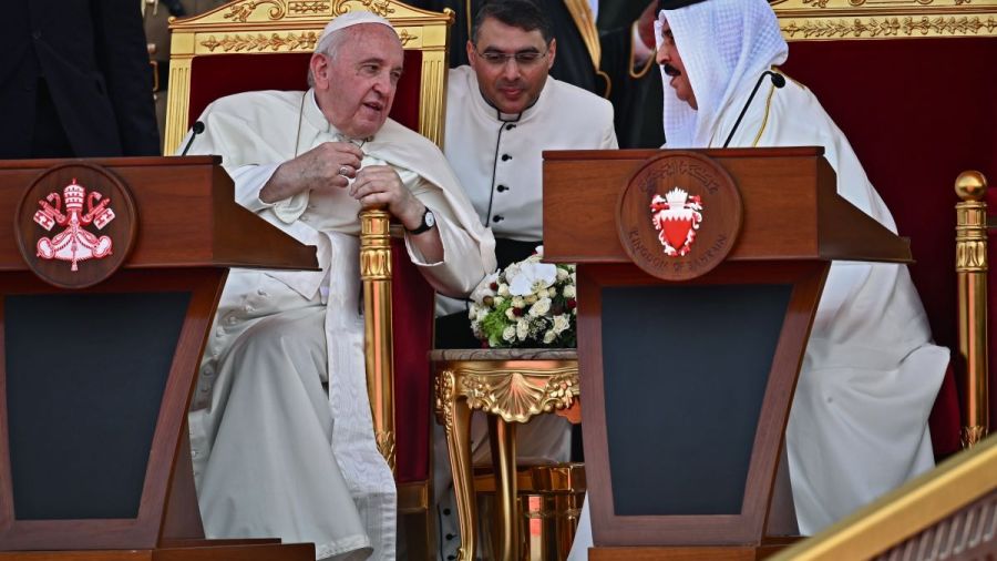 Le Pape condamne l'opposition entre \