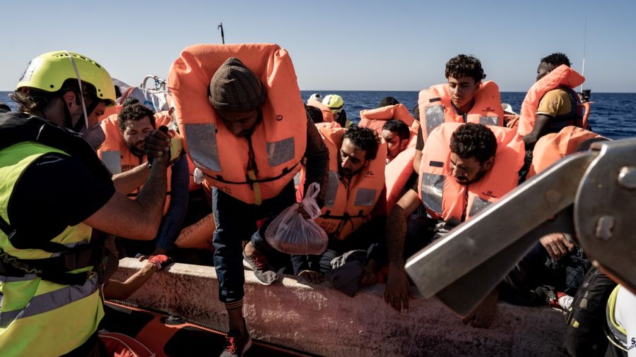 Des centaines de migrants coincés en Méditerranée