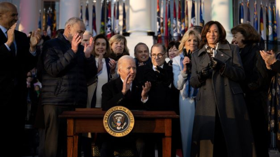 Biden signe une loi protégeant le mariage homosexuel