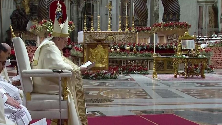 Le pape François rend hommage à Benoît XVI