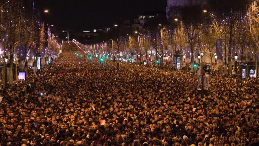 Un million de fêtards sur les Champs-Elysées