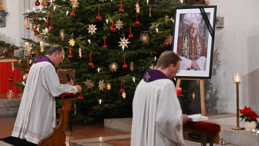 La dépouille de Benoît XVI exposée au public