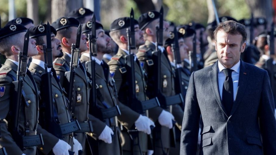 Depuis Barcelone, un Macron sur la défensive
