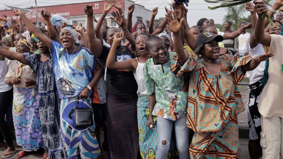 Le pape accueilli par une foule immense à Kinshasa