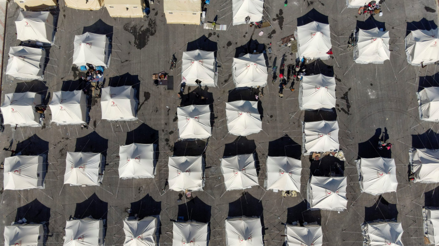 Séisme: les camps syriens de déplacés accueillent les rescapés