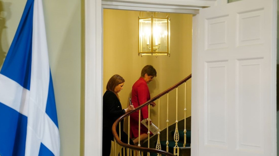 Ecosse: Nicola Sturgeon jette l'éponge